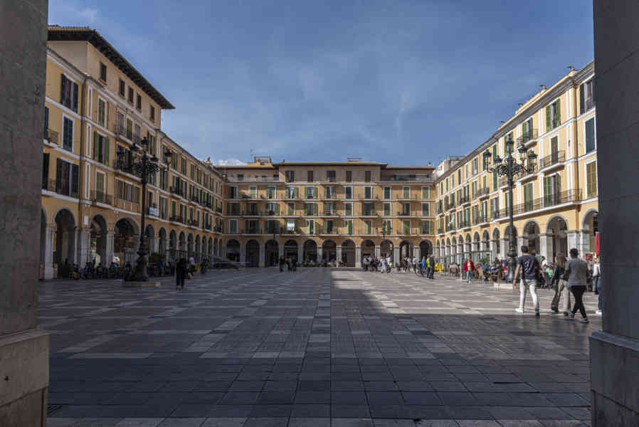Mallorca - Palma 053 - plaza Mayor.jpg